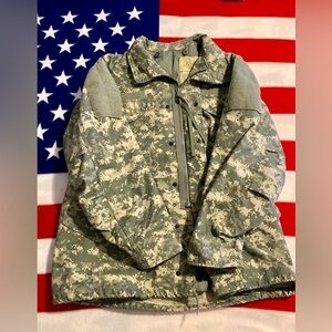 Men’s US Army issue ACU M-65 field jacket. Heavy material, like new. Never worn.